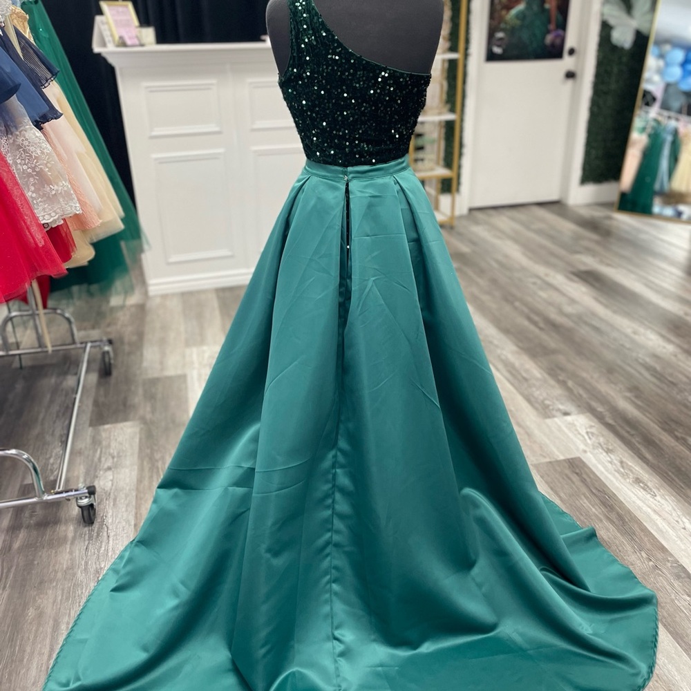 Elegant One-Shoulder Green Sequin Dress - Picture 2 of 4